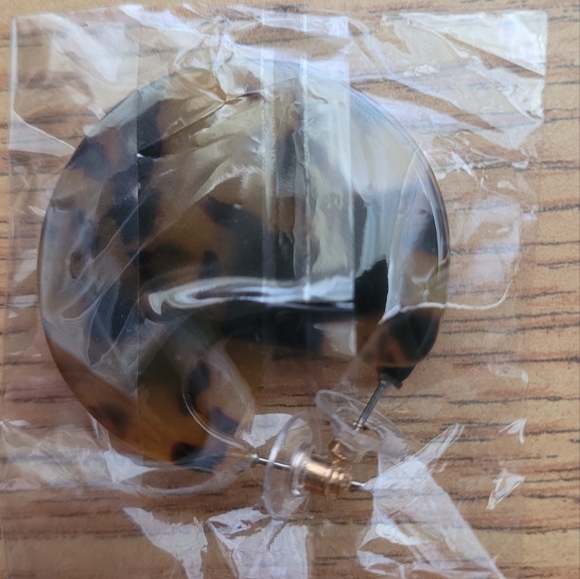 Ladies Tortoise shell hoop earrings - new with pouch - Picture 3 of 4